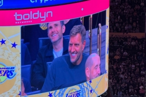 来支持小老弟东契奇！诺维茨基现身湖人主场观战揭幕战