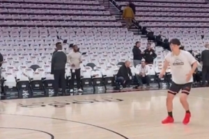 万众期待！杨瀚森身穿中国红战靴迎接常规赛首秀 赛前投篮热身