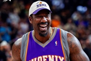 太阳揭幕战迎来名宿小斯 当年的小霸王身材更加壮实了