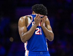 灾难！恩比德20分钟9中1拿4分6板 三分4中0&正负值-16最低