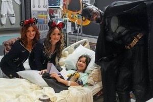 暖心大男孩！内史密斯COS蝙蝠侠 带着拉拉队去医院看望生病小朋友