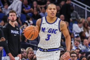 符合预期！贝恩魔术首秀 上半场8中4&三分4中2砍下14分