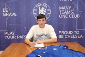官方：切尔西与17岁中场雷吉-沃尔什签下职业合约