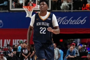 颇有亮点！13号秀德里克-奎因11投6中砍下15分6板2帽 造文班六犯