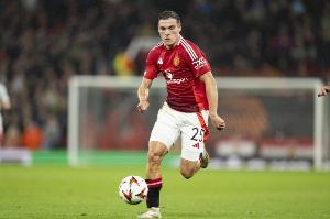 记者：加拉塔萨雷有意曼联中场乌加特，已将其列入冬窗引援名单