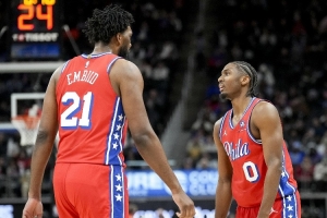 张佳玮：2年前76人有恩比德&哈登&马克西 老里是怎么输给绿军的？