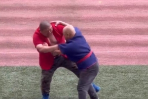 硬碰硬！泰山vs海港赛前进行了暖场节目——摔跤