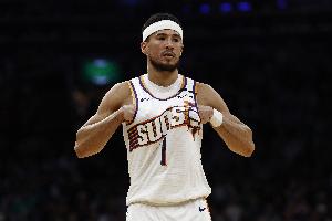 打得艰难！布克半场7中4拿到13分2板4助 4次失误