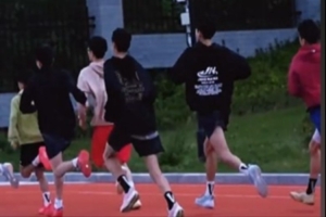 早上6点！U15跑操正当时 青岛男篮小伙子们冲冲冲！💪💪