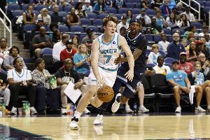 队内黏合剂！4号秀克尼佩尔12中7&三分9中5砍下20分6板2助