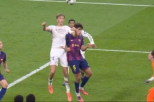 不满进球！巴萨球员强烈抗议贝林进球前，赫伊森肘击库巴西脸部