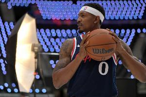 船记：赛后采访中卢不经意间提到比尔的缺阵对这种比赛很关键