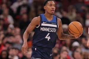 芬奇：迪林厄姆和里德的配合不错 他几次突到篮下终结做得不错