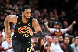 这谁顶得住啊！骑士首节三分球12中10 命中率超八成