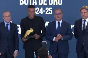 生涯首次获奖！姆巴佩领取24-25赛季欧洲金靴，皇马全队到场支持