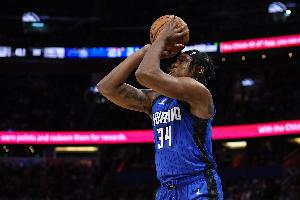 效率很高！小卡特半场8中6贡献14分7板 三分2中2