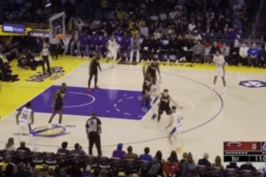 拧着也能进！东契奇造犯规后随手一投 成功打成2+1