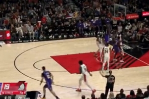 看你的喽！艾顿篮下死死卡住位 拼得前场板直接完成补扣