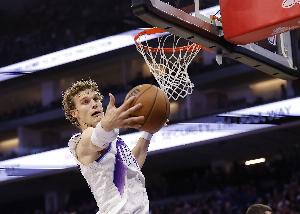 表现平平！马尔卡宁17中7拿到20分9板出现4失误 三分6中2