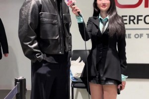 库里身穿皮衣夹克接受采访，一旁的美女记者孟超真的不冷吗🥶