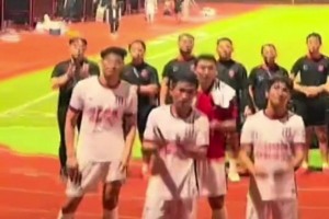 蓉城远征球迷赛后高喊“韩鹏飞”的名字，为他鼓励打气加油！