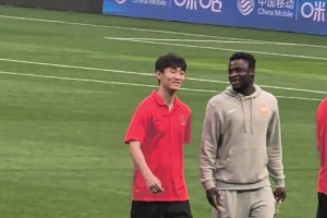 场上争锋相对，场下谈笑风生，看来韦世豪和阿齐兹感情非常不错！