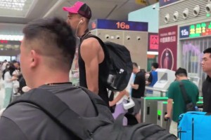 🤩郑州高铁站偶遇文班亚马，看来是从少林寺结束修行了