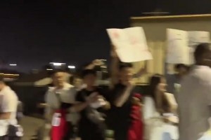 娘家人的爱！众多中国球迷在球馆外等待杨瀚森为他加油❤