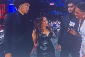 性感又年轻！😍马刺榜眼迪伦-哈珀的妈妈，能让吧友们心动吗？