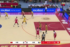 配合默契！胡金秋接胡明轩传球，转身直接抹过防守暴扣！