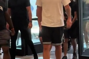 东契奇参加活动正面视角 这身材你怎么看