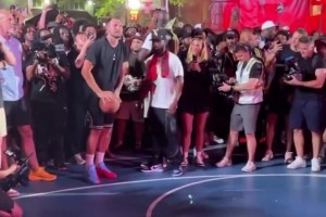 手痒！活动现场东契奇表示要投一下球