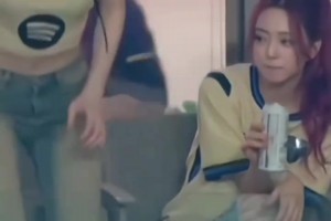 差盘花生米😆！韩国女团ITZY美女边喝啤酒边看巴萨比赛