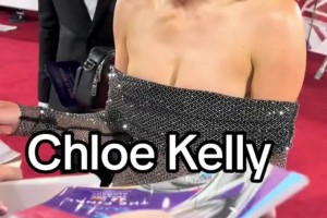 太吸睛了！凯利为球迷签名，美丽大方好身材一览无余！