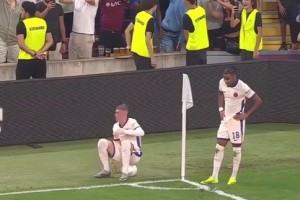 这一刻的氛围感真的拉满了！名场面：帕尔默坐在球上看烟花！