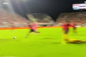 老头强！梅西本赛季进球和助攻都上双了，其中一粒点球都没有🤔