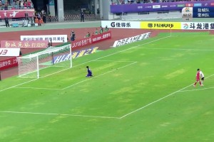 盐城队第五个进球！球员最后的庆祝比心，很像世界杯的迪马利亚