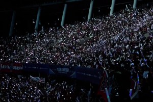 真漂亮！苏超停电现场挂起荧光棒人浪😁