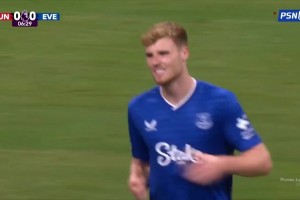 曼联逃过一劫！巴因德尔扑出任意球，奥布莱恩补射空门击中立柱！