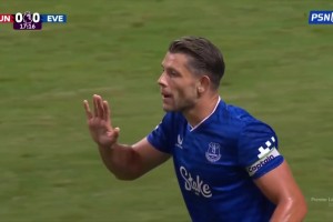 曼联1-0领先埃弗顿！姆贝莫直塞阿玛德造点！B费主罚轻松命中！