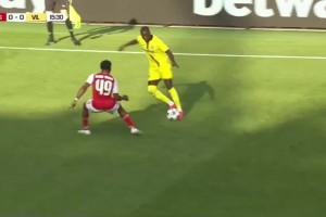 枪手后防失误！基维奥尔门前没有解围，佩佩跟进补射破门！