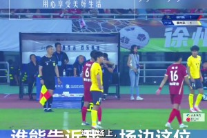 🤔网友发问：苏超场边上身穿马甲，下身穿牛仔的女孩是干嘛的？