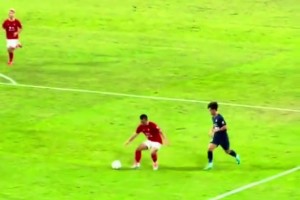 赣超奇葩一幕：防守球员圆规式护球被判点，痛苦捶地卧草😐