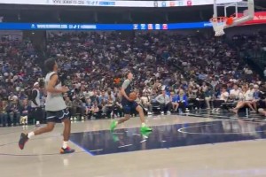 十分轻松🤩独行侠状元弗拉格表演赛上演单手大风车暴扣💥