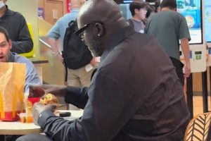 网友麦当劳拍到奥尼尔：这是吃的小无霸和小薯条吧🤣