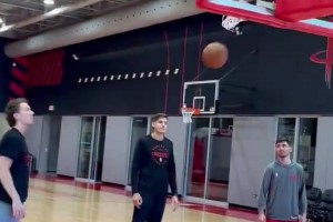 全都打服了！外网球迷铺天盖地盛赞杨瀚森：碉堡了！立雕像！史上最强16号秀！