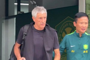 当超跑遭遇泥头车！网友：姆巴佩在邓弗里斯面前有理说不清😂