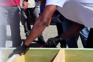 保罗这是体验了一把进厂打螺丝的感觉😂