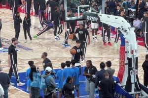 可惜没能上场！周琦儿子跑去现场看曾凡博，被小曾直接举起来！