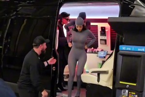 最佳防守阵容！卡戴珊一家穿“超人服”参加活动